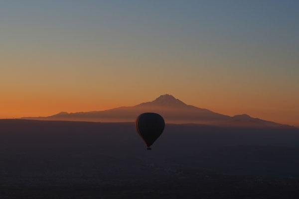 Heißluftballon zum Sonnenaufgang