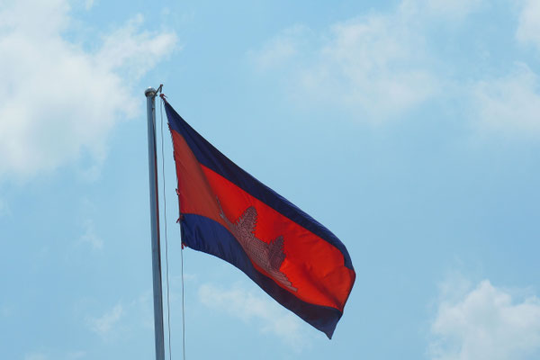 Das Bild auf der Flagge zeigt einen Tempel in der berühmten Anlage Angkor Wat
