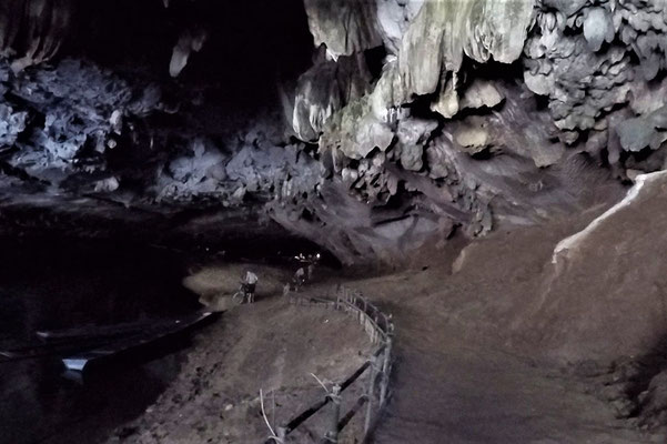 Der Eingang zur Höhle war nur schwer zu erreichen - man stelle sich vor, dass man das auch mit Motorrädern machen kann