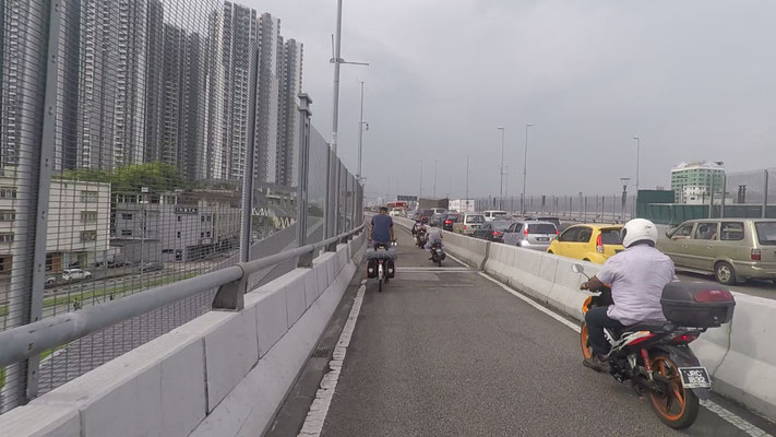 Die Brücke zwischen Mallaysia und Singapur - Alles in 12 Taschen - Cycletouring/Radreise