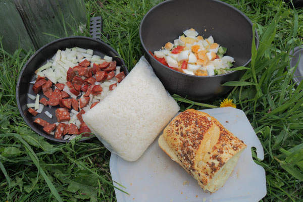 Reis (am Vorabend gekocht), Zwiebel, Wurst, Tomate, Gurke und gekochtes Ei