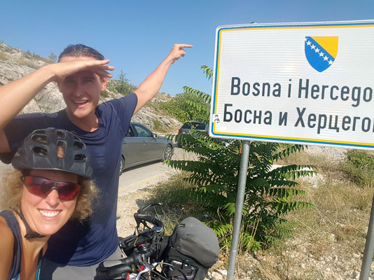 Grenzübergang von Kroatien nach Bosnien und Herzegowina - Alles in 12 Taschen - Radreise