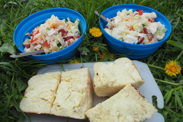 Ergeben zusammen einen leckeren Reis - Salat. Dazu gab es eine Butterstulle;)