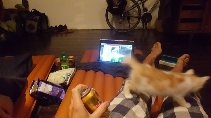 Nachts 2 Uhr vor'm Laptop WM Deutschland gegen Schweden - Radreise/Cycletouring - Alles in 12 Taschen - Malaysia