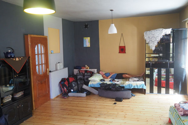 Unsere Unterkunft in Korça ist ein zum Hostel umfunktioniertes Wohnhaus. Wir schlafen zusammen mit 6 anderen im Wohnzimmer - Radreise Alles in 12 Taschen