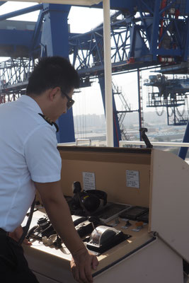 Der Chiefmade am Steuer im Hafen