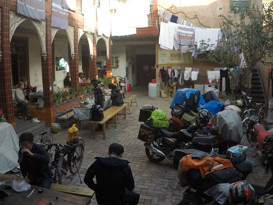 Innenhof mit mächtig vielen Motorädern