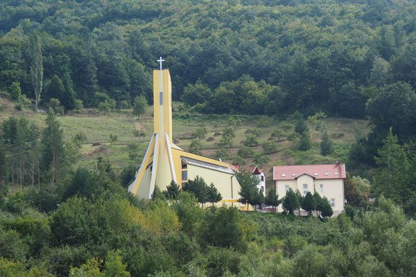 eine Kirche, keinen 2km entfernt - Alles in 12 Taschen - Radreise
