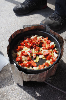 Wurst und Zwiebel anbraten