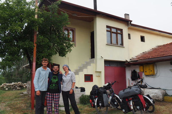 Vorm Haus unseres Gastgebers Feridun