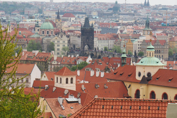 Menschenmassen und Ausblick über die Dächer