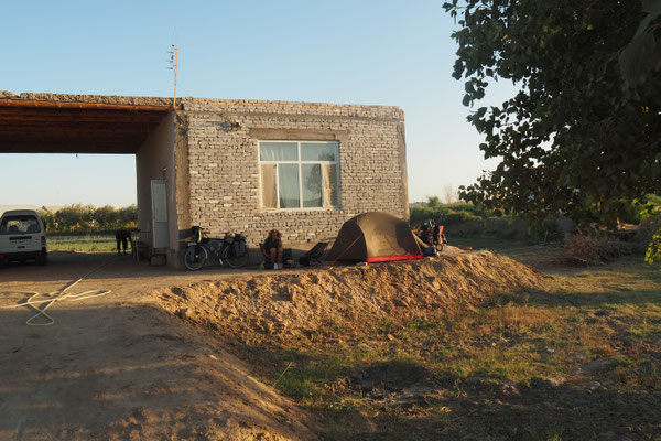 Erster "Campingplatz" in Usbekistan.