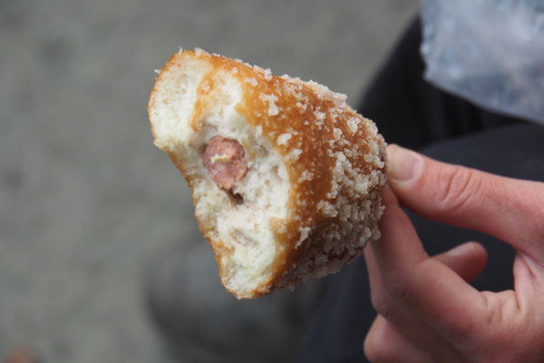 In der Tendenz Süßer Teig mit Würstchen drin, am Stiel ausgebacken.....