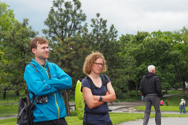 Mark und Lena hören sehr interessiert dem Guide zu!