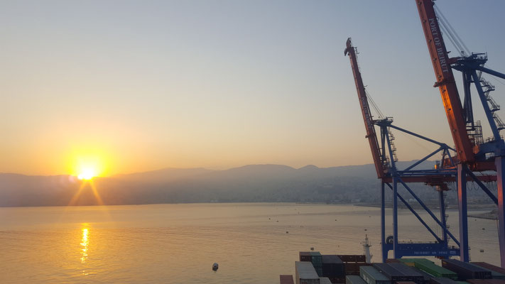 Sonnenuntergang am Hafen in Beirut - Radreise - Alles in 12 Taschen