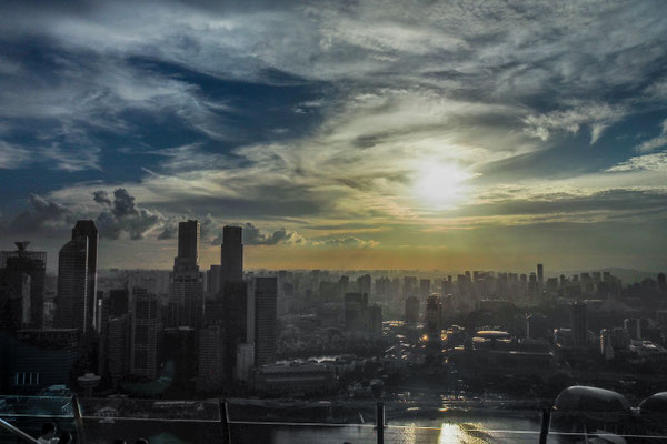 Sonnenuntergang über Singapur - Alles in 12 Taschen - Cycletouring/Radreise