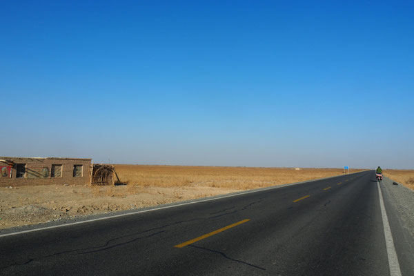 Crossing Xinjiang by bike on G315 - boring roads