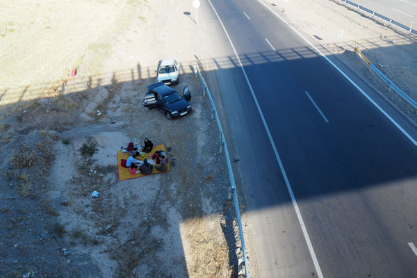 Picknick am Straßenkreuz