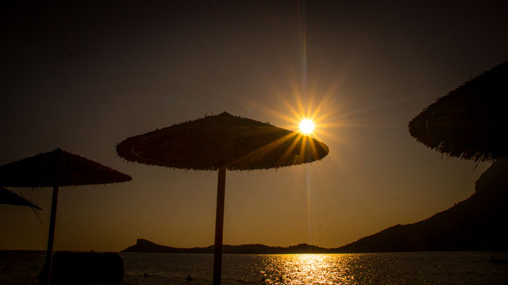 Sonnenuntergang am feinen Sandstrand in Massouri
