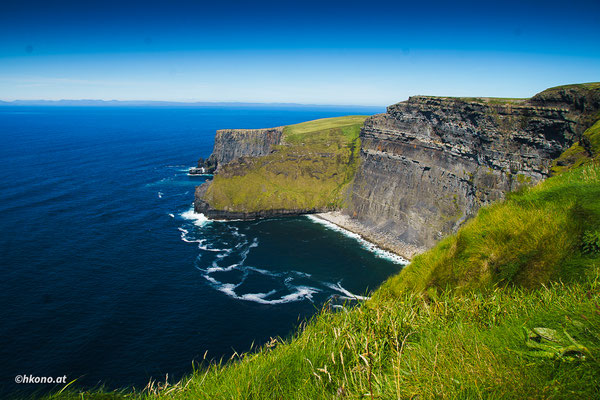 Die Cliffs of Moher stürzen über 200 m in den Atlantik.