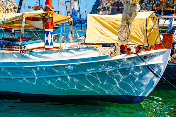Die Spiegelung am Boot bietet ein nettes Muster 