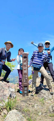山頂は意外と広い。360度の景色が最高！