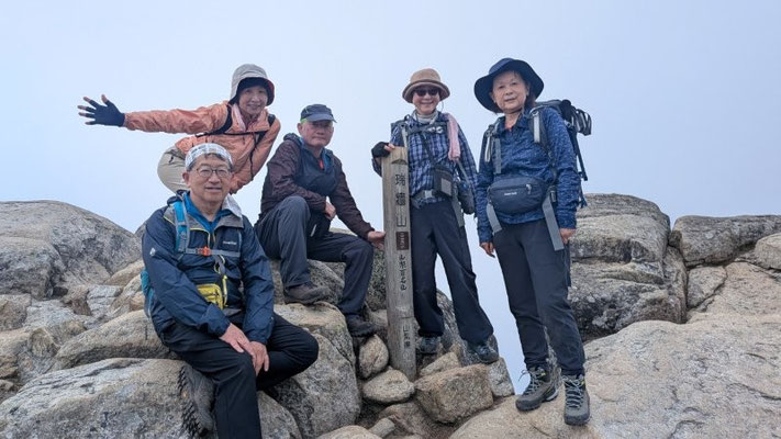 ⑤瑞牆山山頂・・白霧の向こうに連なる南アルプスは神秘的