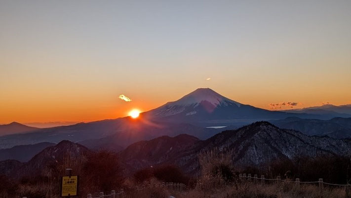 沈む夕陽に感動し、寒さを忘れる