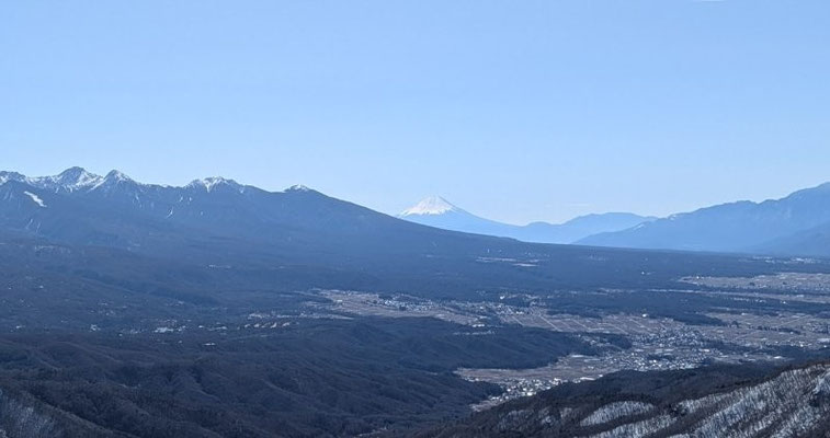 ①霧ヶ峰から遥かに映える富士の山