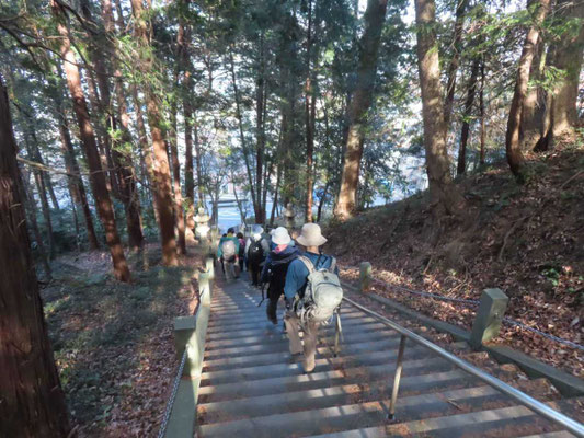 11 天祖神社を下る
