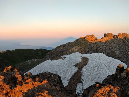 日本海に浮かび上がる影鳥海と鳥海山新山