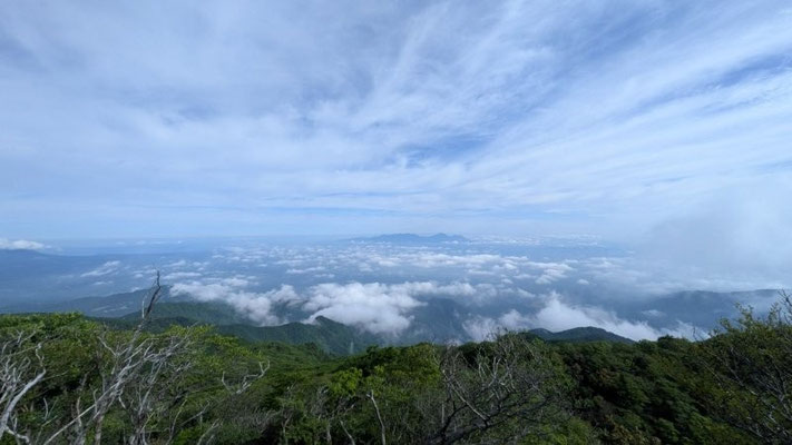 ①祖母山から九州の壮大な景色を望む