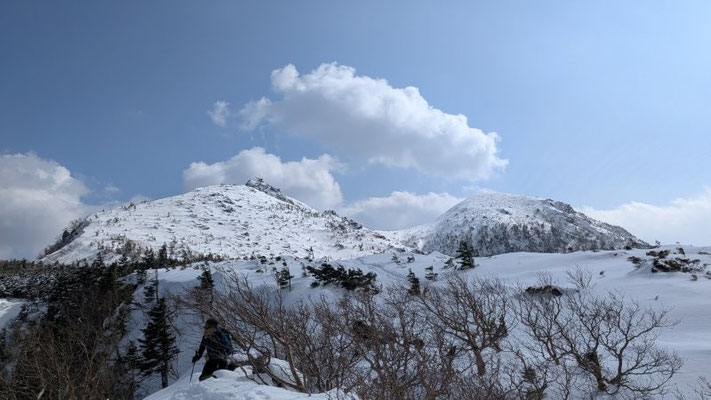 ①左：東天狗岳　右：西天狗岳