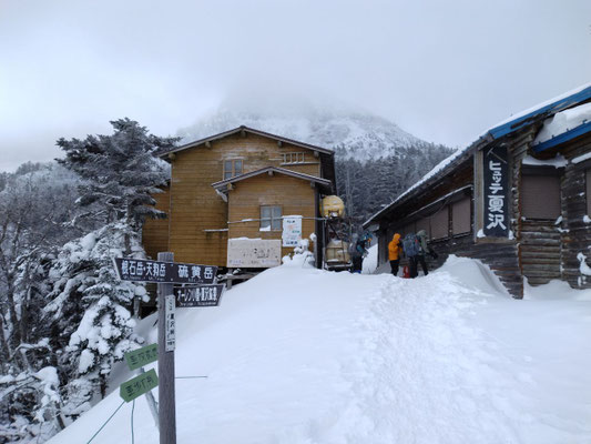 10.二日目の夏沢峠からの硫黄岳の眺め