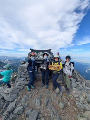 山頂に立つ