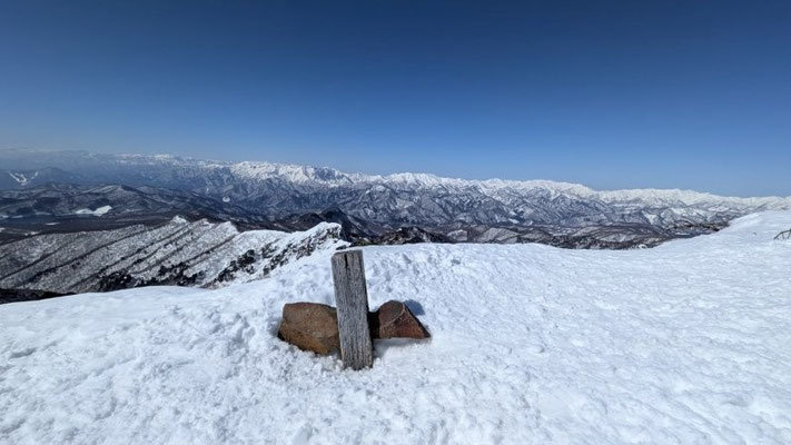 ①剣ヶ峰から谷川連峰の峰々を望む