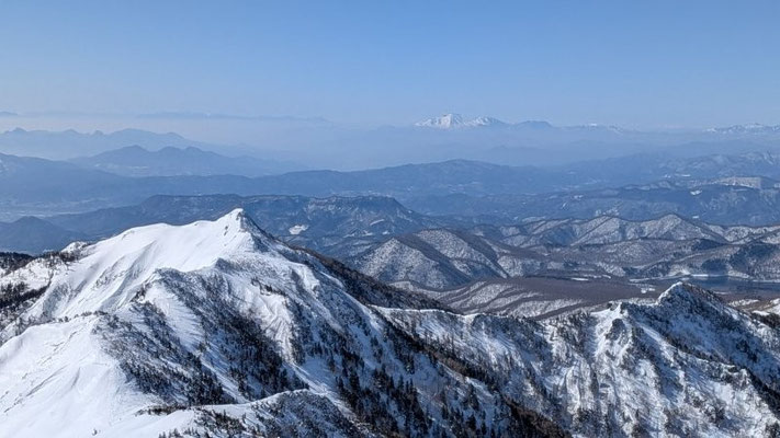 ③遠くにぽっかり浮かぶ浅間山