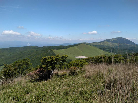 10.猟師山からの涌蓋山方面の眺め_20260613084512_20260613085549