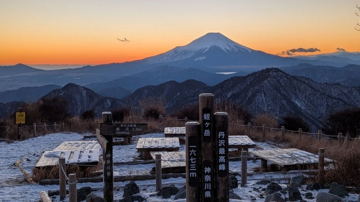 日が沈み茜色に染まる夜空に魅了される
