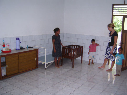 Links im Bild eine der Betreuerinnen, welche ihr eigenes Kind hier groß zieht. 