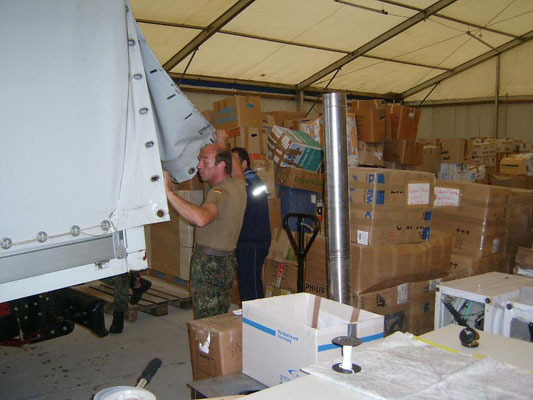 Am Bundeswehrstandort in Prizren haben wir die Kartons abgeholt. 