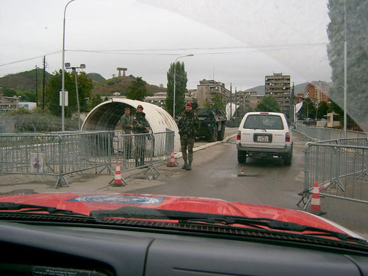 Gepanzerte Fahrzeuge der UN-Schutztruppe KFOR patroullieren durch die Straßen. Hier passieren wir französische Wachsoldaten. 