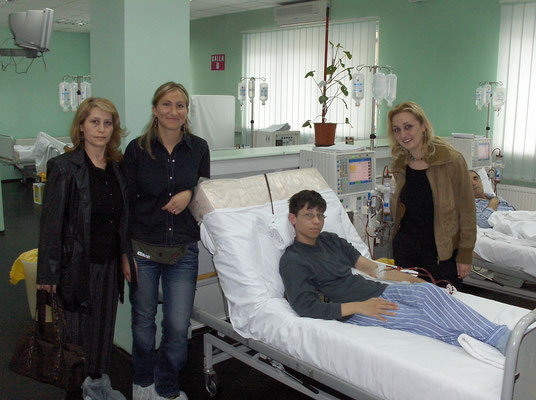 Fatos Qaushi, 18 Jahre alt und seit 3 Jahren Dialysepatient. Seiner Mutter links im Bild haben wir 200,00 Euro für Medikamente gegeben. Wir hoffen, dass das auch in Ihrem/Eurem Sinne war. 