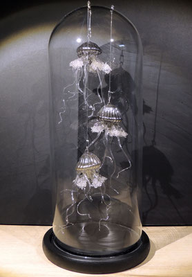 Méduses en verre soufflé,  réalisées au chalumeau puis argentées pour un  effet miroir 