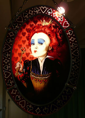 Reine de Cœur, portrait réalisé en peinture sur verre (grisailles et émaux), peint à la main. 
