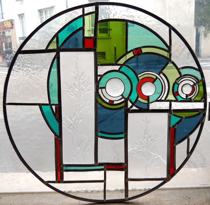 Oculus Marin, technique du vitrail au plomb et Tiffany (cuivre). Les empreintes d'algues et oursins sont réalisées en pâte de verre et sont donc en volume.