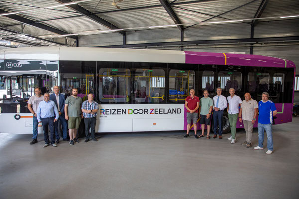Foto: Gedeputeerde Van der Maas, Jan Kees Korteweg van EBS en chauffeurs bij de nieuwe Zeeuwse bus.