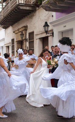 Hochzeit in Kolumbien mit Straßenmusikern und Tänzerinnen