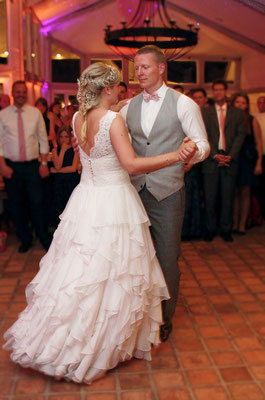 Der Tanz der Braut mit dem Bräutigam auf ihrer Hochzeit