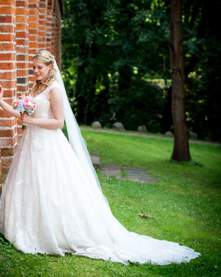 Hochzeitsfoto unserer Sarah mit einem wunderschönen Prinzessinnenkleid von VeryNice Brautmode